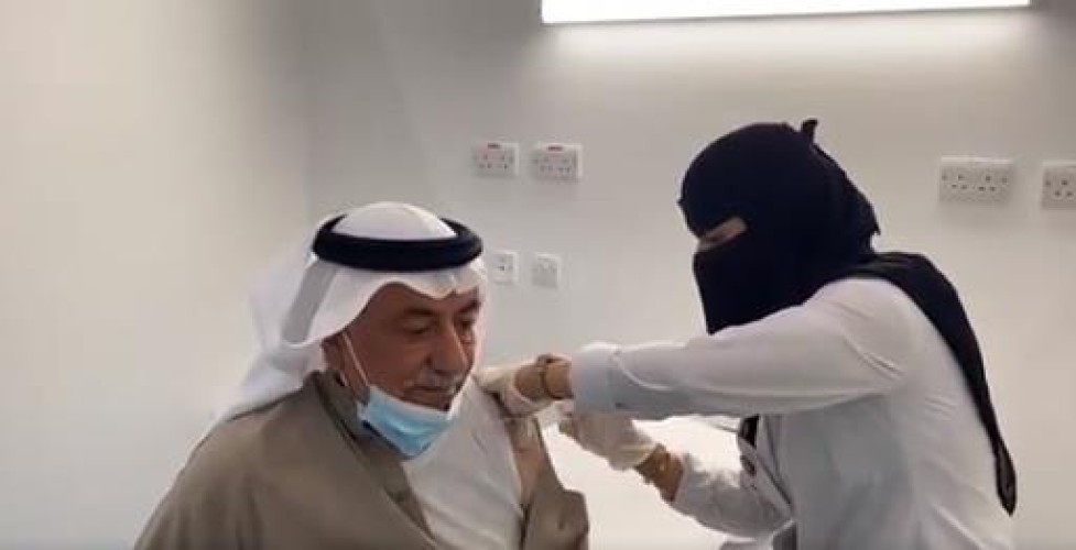 بالفيديو: لحظة تلقي الدكتور إبراهيم العساف الجرعة الأولى من لقاح كورونا