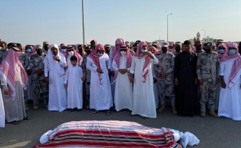 محافظ بيش يتقدم المصلين على جثمان الشهيد العريف “إسماعيل أحمد عارضي”