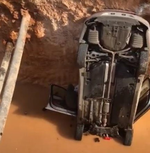 بالفيديو: انزلاق مركبة في حفرة كبيرة بوجهها لأسفل