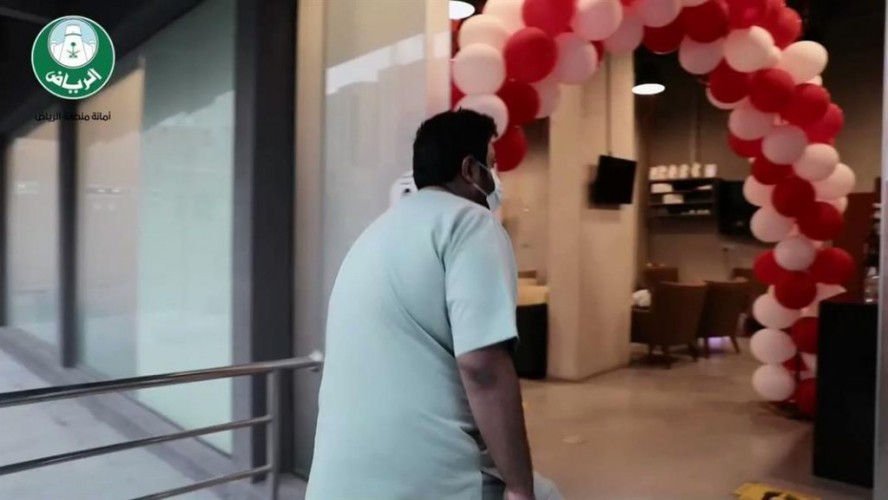 بالفيديو: ضبط مقهى “شيشة” قام بفتح أبوابه الخلفية لـ”زبائنه في الخفاء” بـ”الرياض”