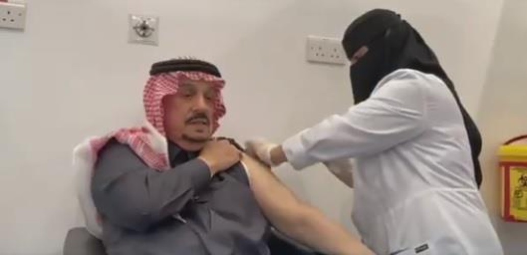 بالفيديو: الأمير فيصل بن بندر يتلقى الجرعة الأولى من لقاح كورونا