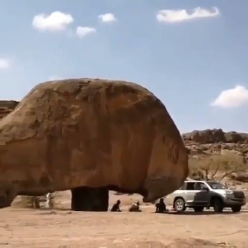 شاهد: مواطن يوثق فيديو لـ”كتلة حجرية” على شكل فطر في جبال العلم بـ”فيضة المسعار” في حائل
