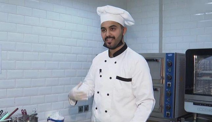 بالفيديو: الطبيب الطباخ يكشف كيف يتفرغ لـ”هوايته في الطبخ” بعد إنهاء عمله في العيادة