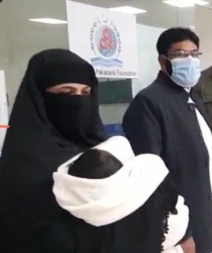 القنصلية الباكستانية في جدة تنظم لم شمل الرضيع ” عبدالله ” مع والديه