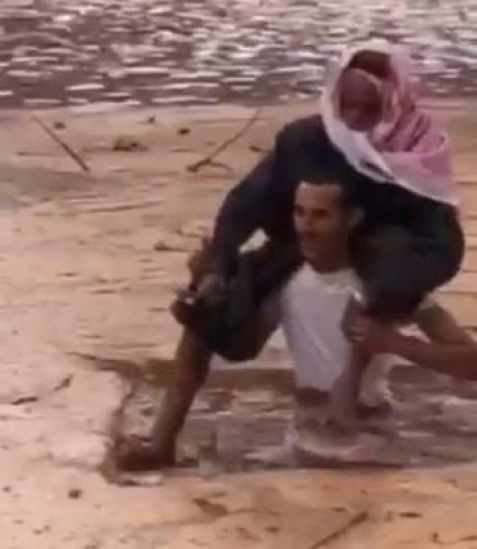 بالفيديو: الشاب “إبراهيم الحويطي” منقذ المسن من سيول ضباء يروي التفاصيل