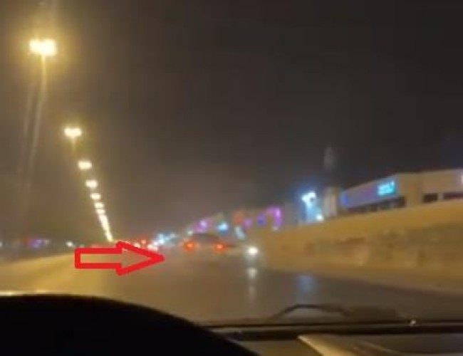 بالفيديو: هروب قائد مركبة بعد اصطدامه متعمداً بسيارة أخرى على طريق بالرياض