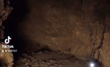 يحتوي على عظام حيوانات .. بالفيديو: العويمري يوثق فيديو مثير لـ” كهف” غرب الحائط .. وهذا ما طالب به الجهات المعنية!