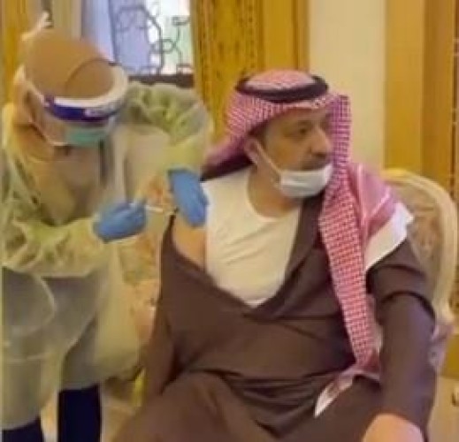 بالفيديو: أمير الباحة يتلقى الجرعة الأولى من لقاح كورونا