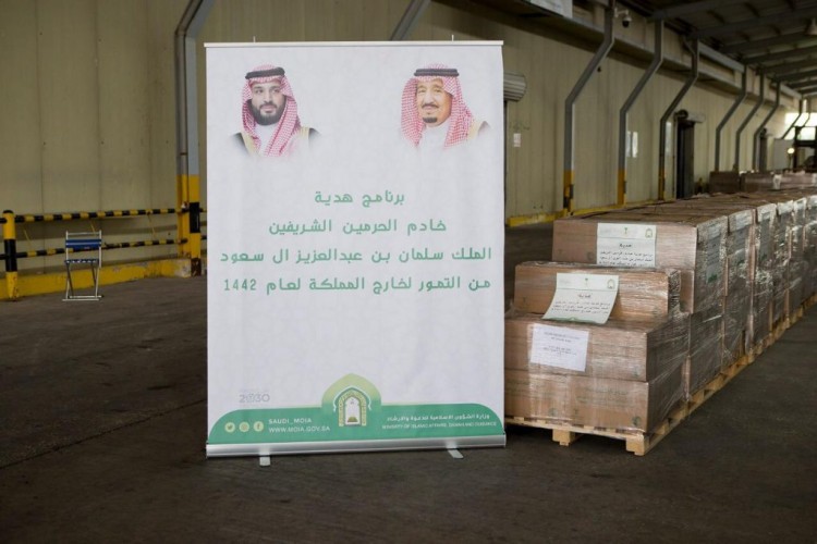 وزارة الشؤون الإسلامية تدشن إنطلاق أولى شحنات برنامج هدية الملك سلمان من التمور بالخارج لتوزيعها في 24 دولة حول العالم
