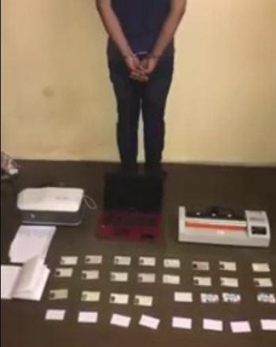 فيديو: القبض على وافد قام بتزوير وثائق رسمية ورخص الإقامة .. والكشف عن جنسيته!