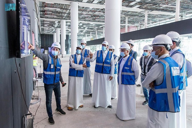 رئيس الطيران المدني يتفقد المشاريع التطويرية بمطار الملك خالد الدولي