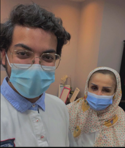 “أنا شلتك قبل أمك” .. شاهد: طبيب سعودي مع الطبيبة التي ولد على يديها بعد لقائه بها