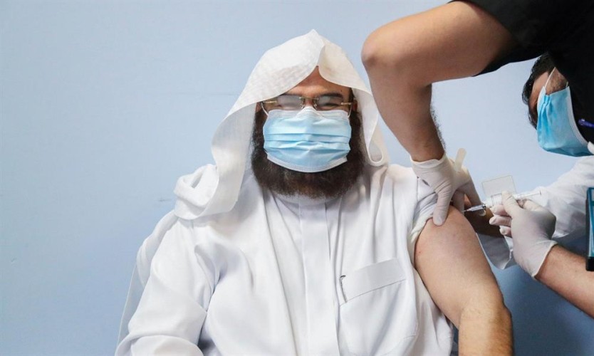 بالفيديو.. “السديس” يتلقى الجرعة الأولى من لقاح “كورونا”.. ويؤكد: لا مجال للشائعات حول اللقاح