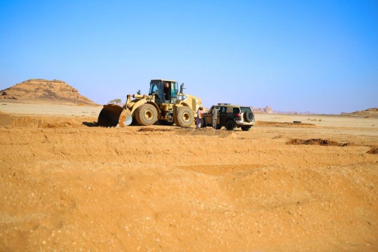 القوات الخاصة للأمن البيئي توقف مخالفين لنظام البيئة بنقل الرمال وتجريف التربة في موقعين بالرياض