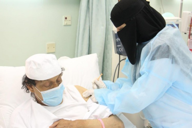 مستشفى الملك خالد بالخرج يقدم لقاح كورونا للمستفيدين ‏في “مركز الكلى”