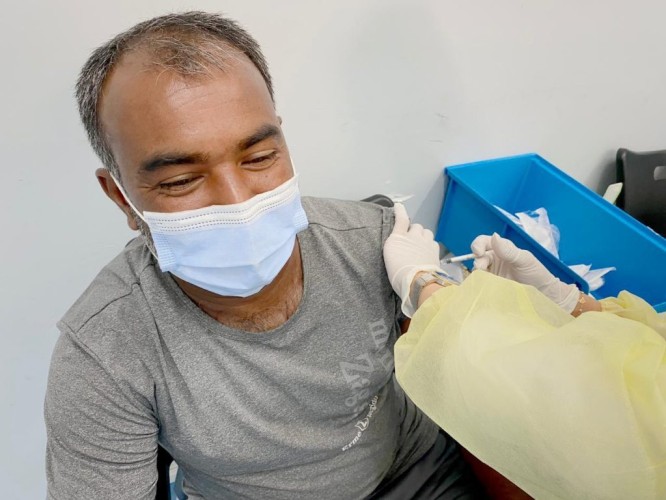 مستشفى الدلم يدشن حملة تطعيم لقاح كورونا لمنسوبي المستشفى