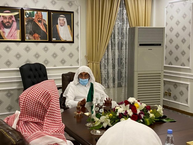 شاهد .. وزير الشؤون الإسلامية يجتمع بمدير عام فرع الوزارة بمنطقة مكة المكرمة وعدد من المسئولين