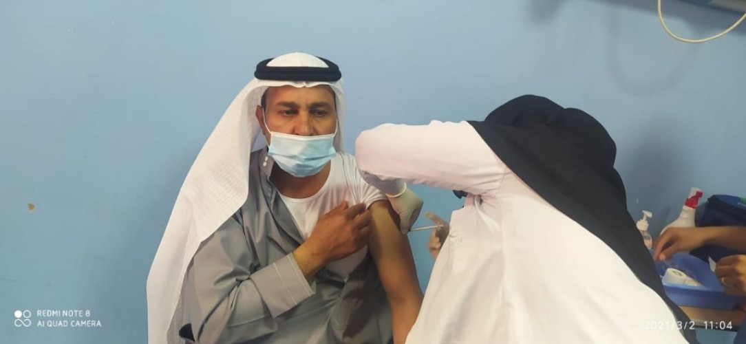رجل الاعمال عضو شرف صحيفة الشمال الالكترونيه عبدالله الزبني يتلقى اول لقاح في مستشفى الحائط العام