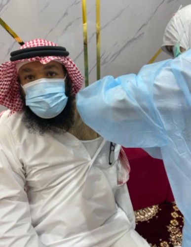 رجل الأعمال ناصر عياضه أبا أحمد يتلقى الجرعة الأولى للقاح فيروس كورونا