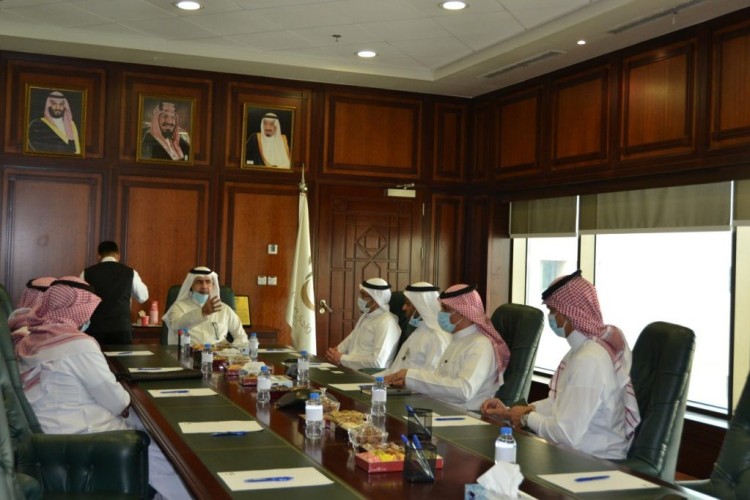 الوقف العلمي بجامعة الملك عبدالعزيز يستقبل أعضاء اللجنة التأسيسية للاستثمار والأوقاف بجامعة الحدود الشمالية