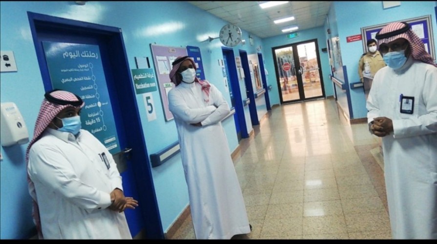 المشرف العام على مراكز اللقاحات في صحة بحائل يعقد لقاء مفتوح مع عدد من الأطباء والاداريين والاعلاميين في مستشفى الحائط