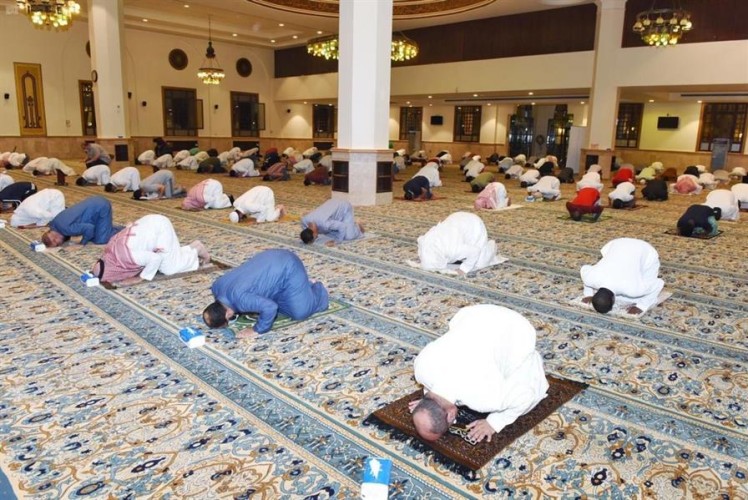 حسم الجدل من الإفتاء بشأن صلاة الرواتب والتراويح والعشاء في المساجد