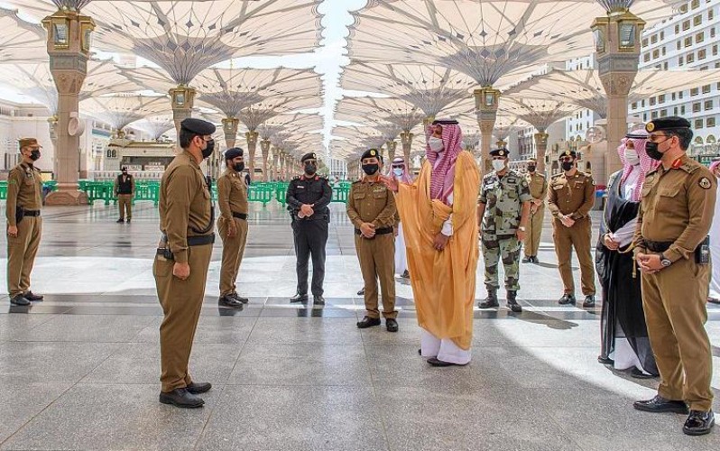أمير المدينة يقف على مهام وأعمال الجهات المعنية بخدمة قاصدي المسجد النبوي