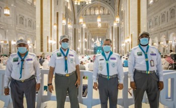 مُدير إدارة النشاط الطلابي في تعليم مكة المكرمة يتفقد عمل القادة الكشفيين بالمسجد الحرام 
