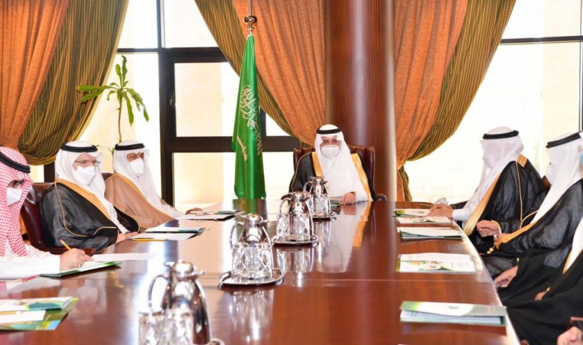 أمير تبوك يترأس اجتماع جمعية فهد بن سلطان الخيرية الاجتماعية