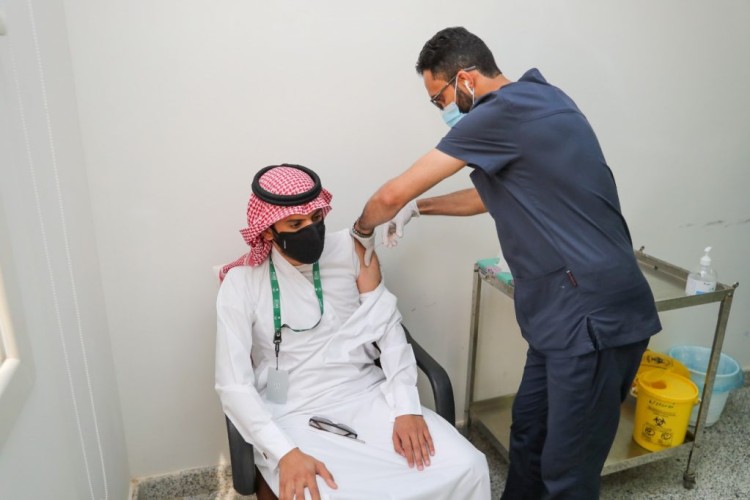 “صحة الرياض” تواصل تقديم خدماتها للمستفيدين في مركز لقاحات كورونا في محافظة الزلفي