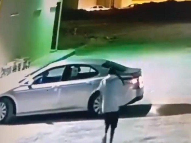 القبض على شاب سرق سيارة بداخلها امرأة بحي طويق في الرياض