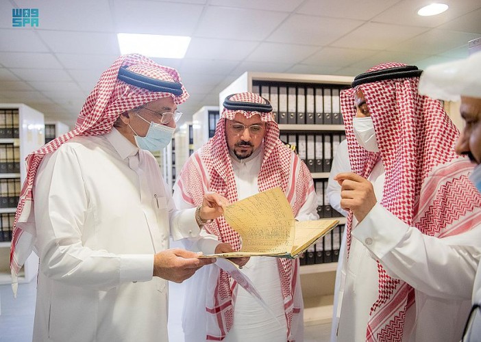 سمو أمير القصيم يُطلع وزير التجارة وزير الإعلام المكلف على جهود مركز الوثائق