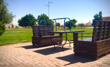 بلدية طبرجل تطلق مبادرة تدوير الأخشاب والمخلفات لمقاعد بالمنتزهات والحدائق