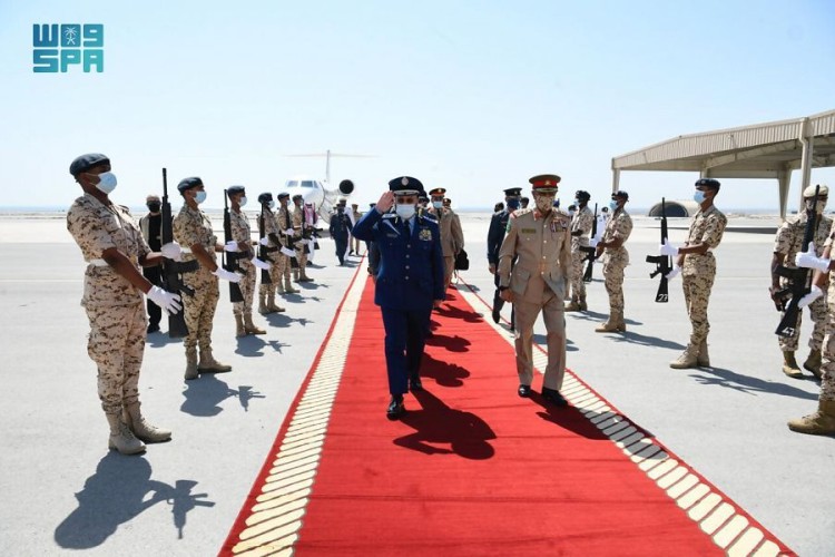 رئيس هيئة الأركان العامة يلتقي القائد العام لقوة دفاع مملكة البحرين ورئيس هيئة الأركان