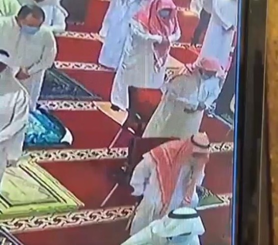 بالفيديو: وفاة مسن داخل مسجد بالأحساء أثناء صلاة الجمعة .. وأحد جيرانه يكشف التفاصيل!