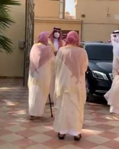 شاهد: ولي العهد يزور الشيخ صالح الفوزان لتهنئته بمناسبة حلول عيد الفطر المبارك