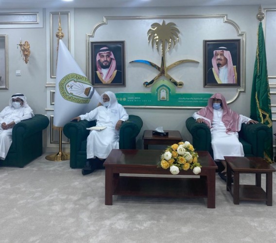 مدير عام فرع وزارة الشؤون الإسلامية بالحدود الشمالية يجتمع بمديري الإدارات .