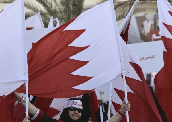 البحرين تعلق دخول القادمين من الدول المدرجة على القائمة الحمراء