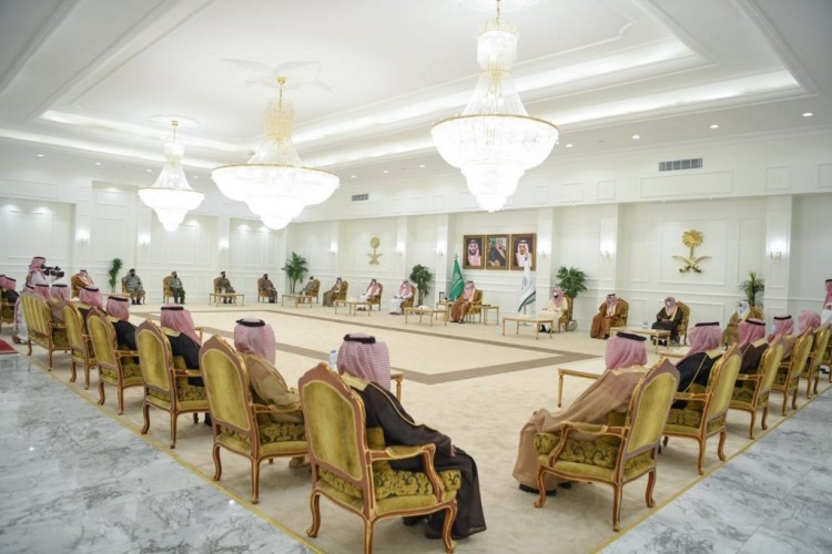سمو الأمير فيصل بن خالد بن سلطان يستقبل مديري الجهات الحكومية المدنية والعسكرية بالمنطقة