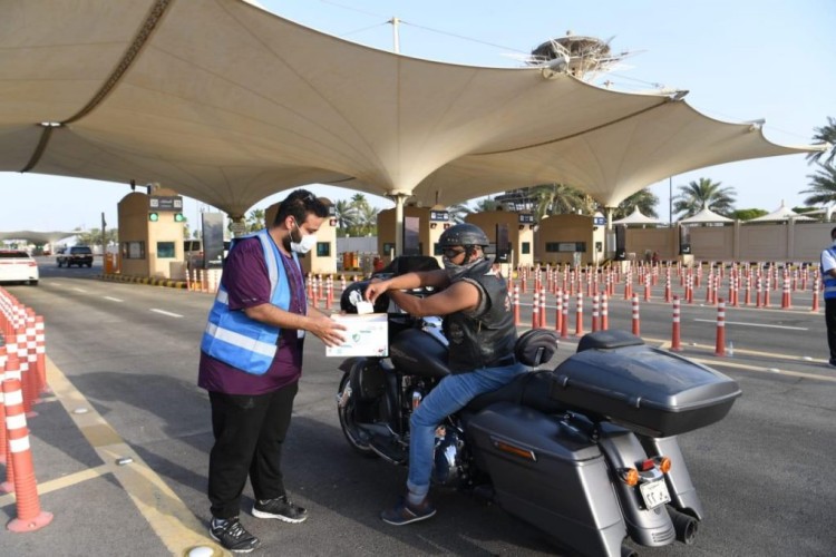 أمانة الشرقية تواصل فعاليات مبادرة ” صحتك أمانة ” لتعزيز الالتزام بالإجراءات الاحترازية بين المسافرين عبر جسر الملك فهد