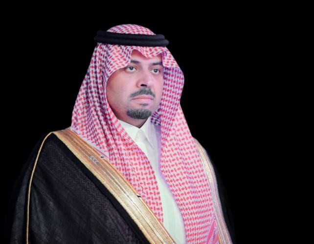 أمير الحدود الشمالية يعزي القاضي محمد الرويلي في وفاة والده