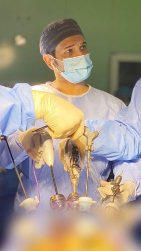 استشاري جراحة السمنة يجري عملية تكميم معدة نادرة لمصابة بالسمنة المُفرطة