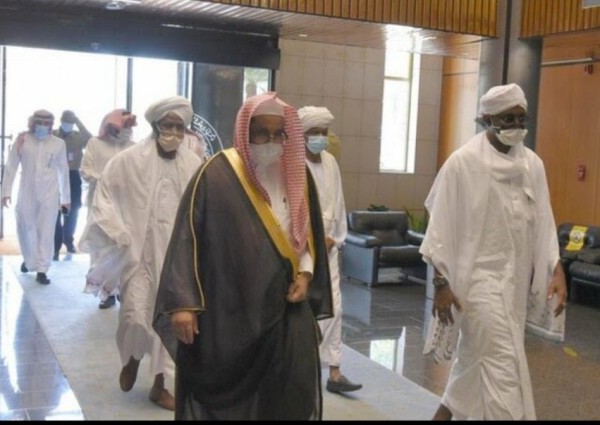 وزير الأوقاف السوداني يزور مجمع طباعة المصحف بالمدينة المنورة