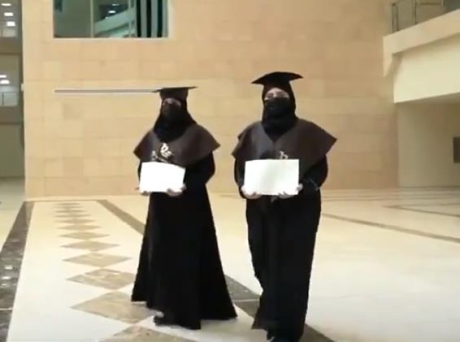 شاهد: عيدة الرشيدي وابنتها أريج تحتفلان بنجاحهما وتخرجهما من جامعة شقراء