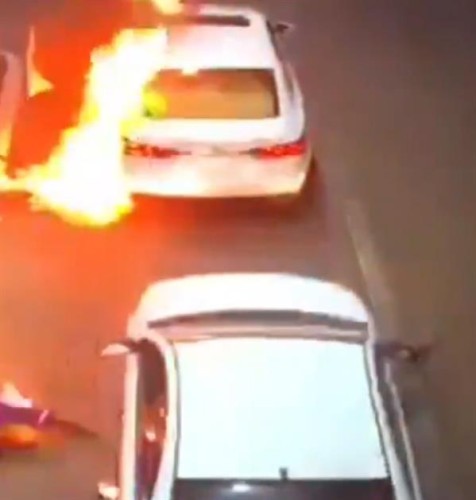 وثقته كاميرا مراقبة .. بالفيديو: شرارة سيارة تتسبب في اشتعال النيران في محطة وقود