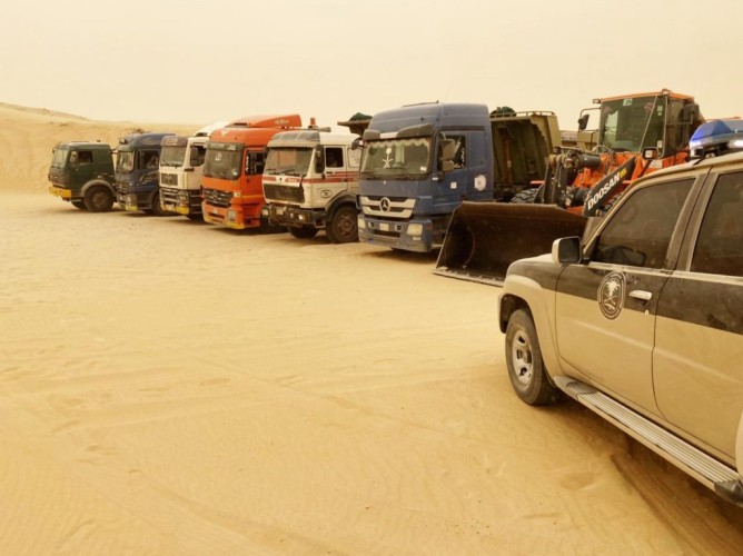 المجاهدين تضبط عدد من المعدات أثناء قيامها بنهل الرمال وتجريف التربة بالمنطقة الشرقية