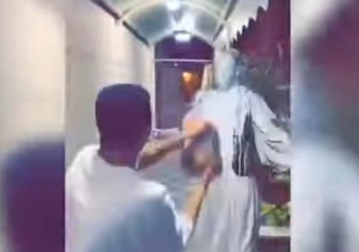 تداول فيديو لـ”شخص” يسكب سطل بوية على وجه عامل سوداني