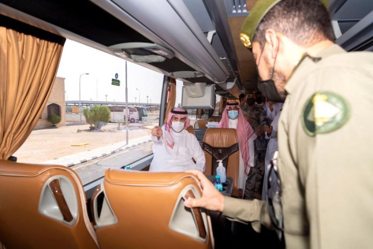 سمو الأمير فيصل بن نواف يقف على خدمات جمرك وجوازات منفذ الحديثة