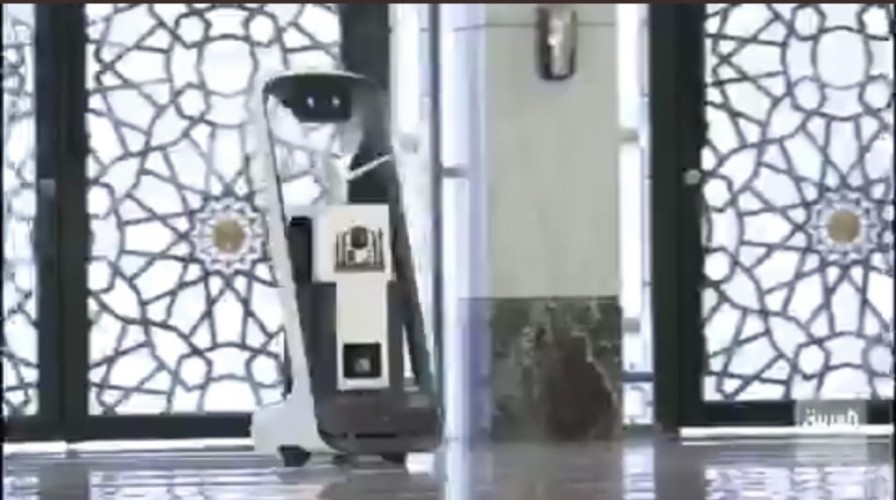 شاهد: الروبوتات الذكية تستقبل الحجاج داخل المسجد الحرام