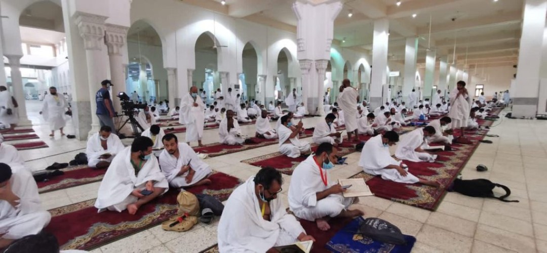 بالصور ..ضيوف الرحمن يصلون مسجد نمرة في أجواء إيمانية.. لأداء صلاتي الظهر والعصر